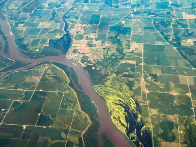 Aerial view of the Mississippi River. Photo from Ken Lund via Flickr.