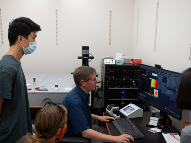 Researchers use the Miniflux microscope, which is housed at the IGB